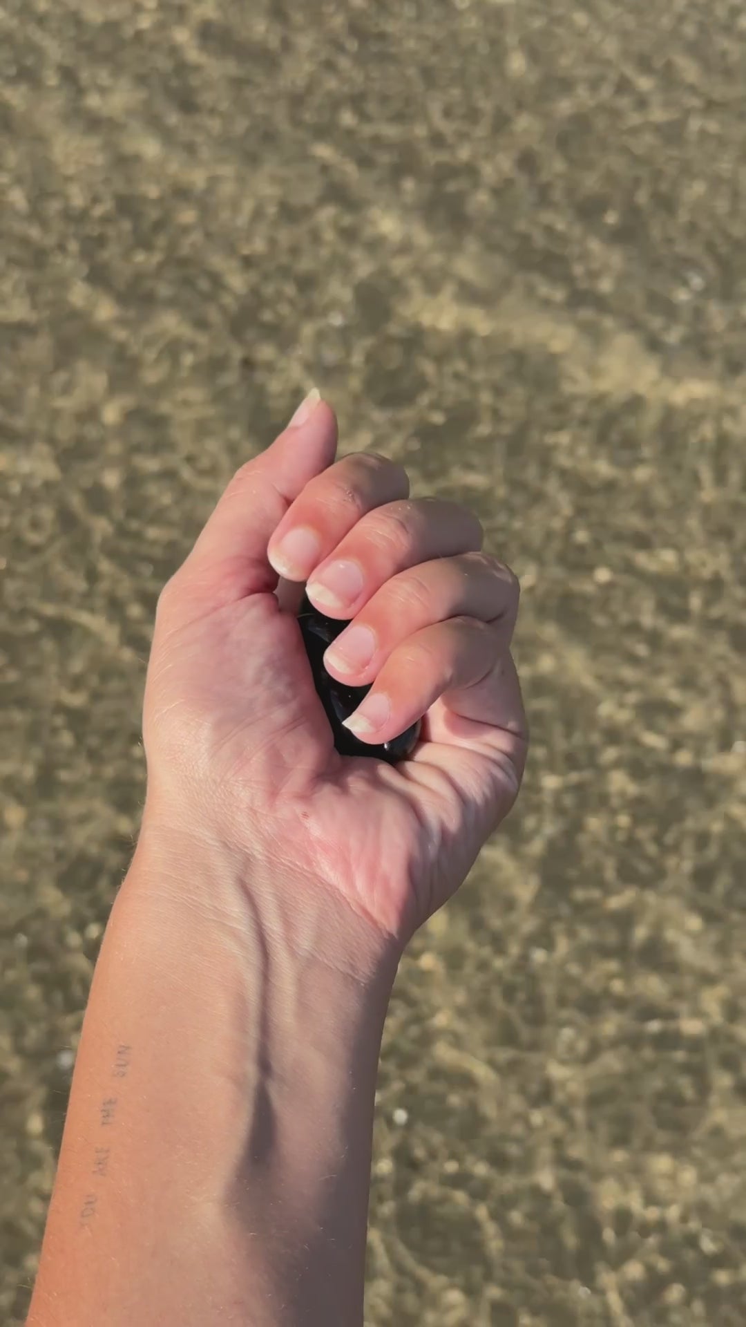cápsulas-de-astaxantina-mano-fondo-oceánico